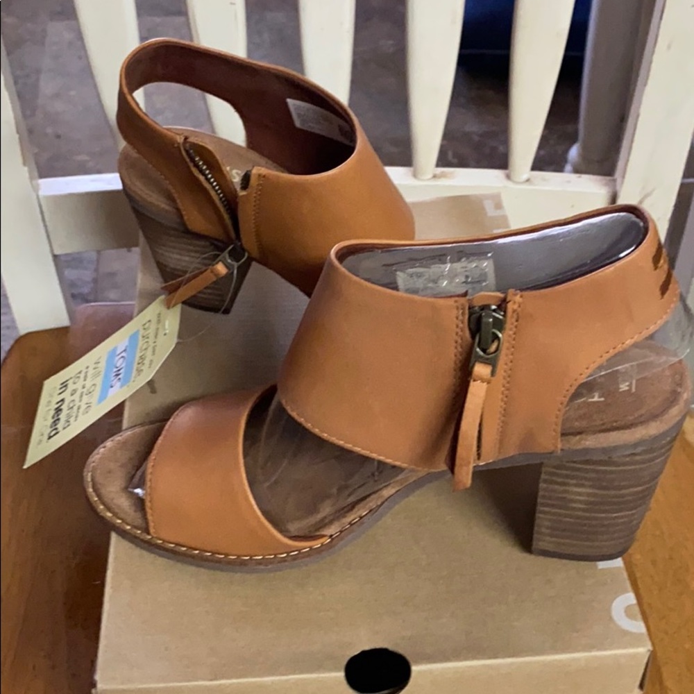 Majorca tan sandal wedge by Toms